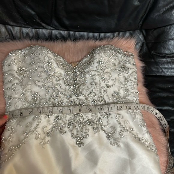 New essence of Australia beaded top with tiny buttons up entire back bridal gown - Picture 11 of 13